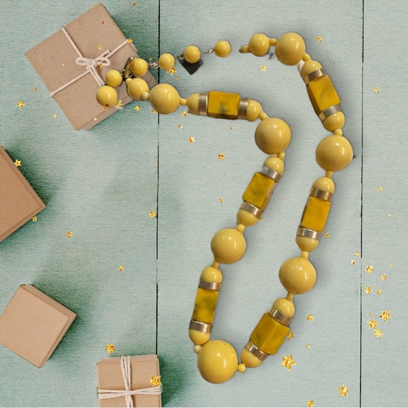 VINTAGE 1970s Yellow & Mustard Gold Chunky Beaded Necklace 8” - Picture 3 of 9